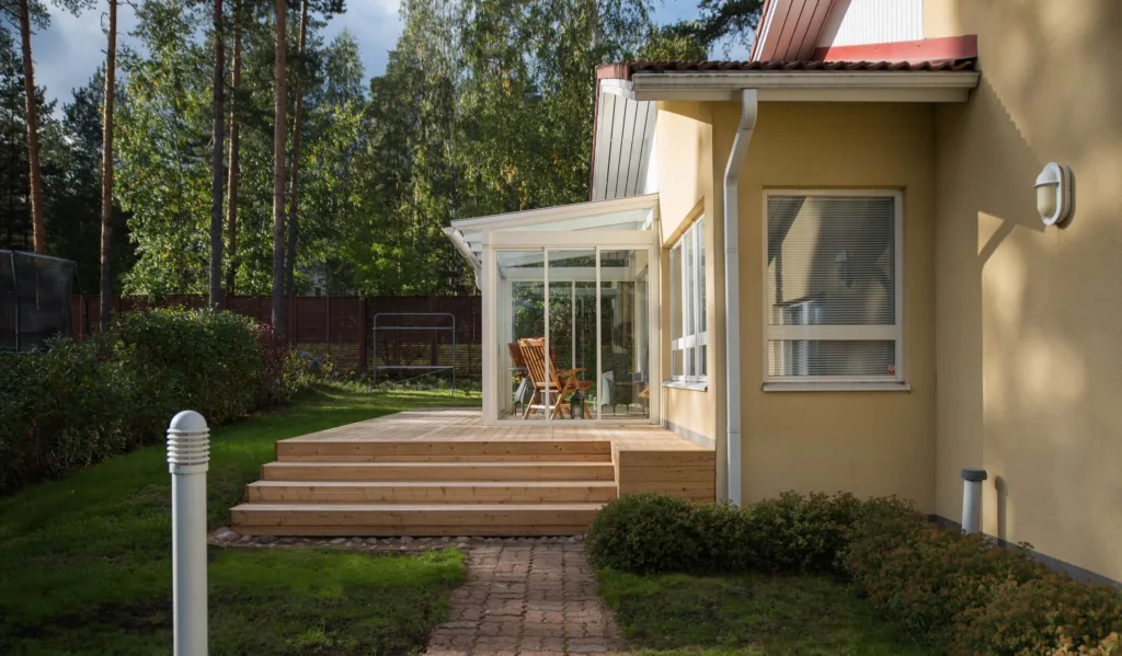 lasiterassin ja avoterassin yhdistelmä