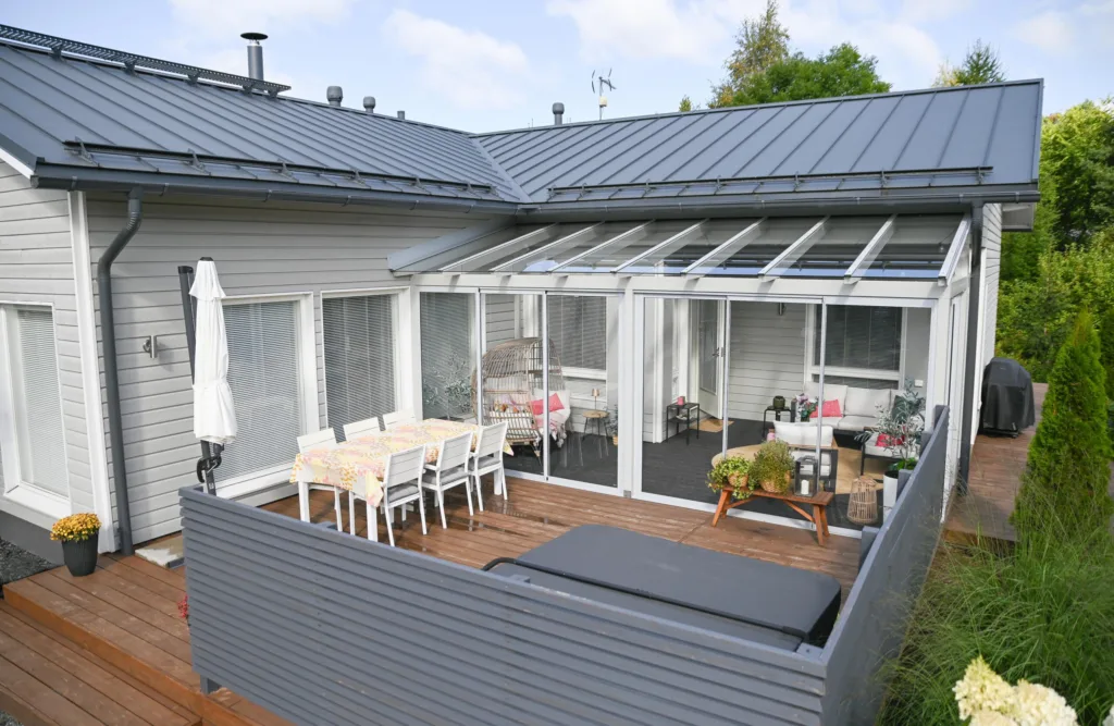 Lasiterassi ulkoapäin kuvattuna
