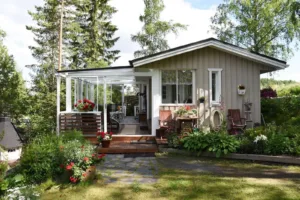 Lasititerassi järven rannalla